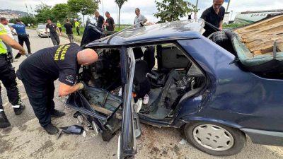 Rize’de iki otomobilin kafa kafaya çarpışması sonucu meydana gelen trafik
