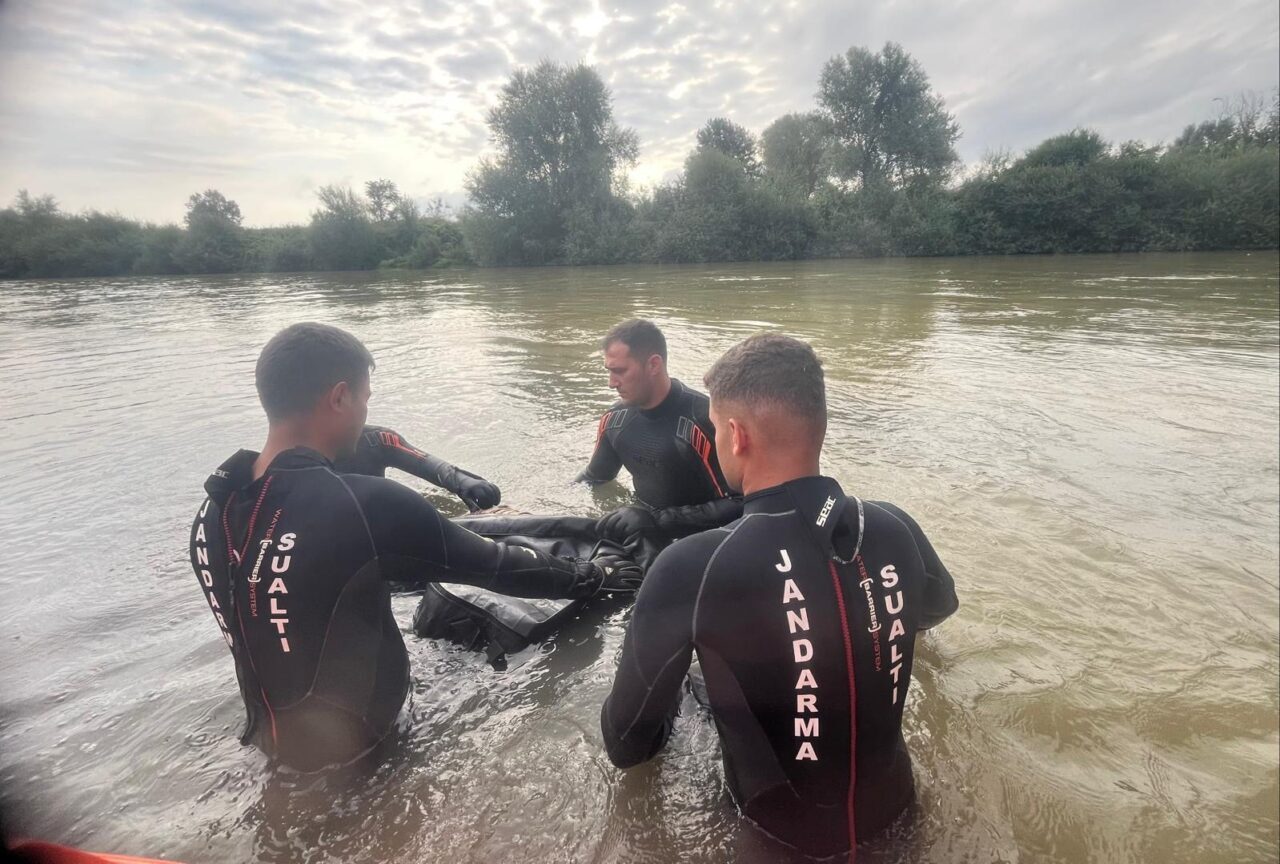 Sakarya’nın Adapazarı ilçesinde Sakarya Nehri’ne düştüğü öne sürülen 22 yaşındaki