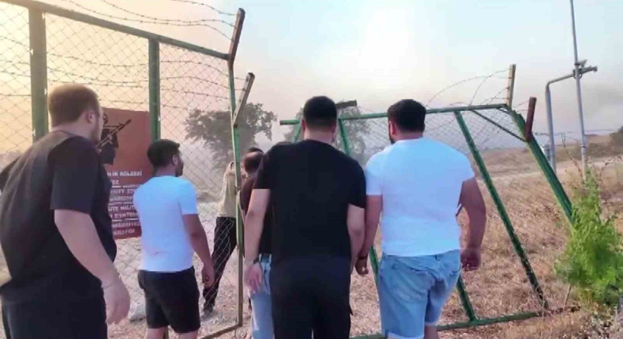 Sakarya’nın Pamukova ilçesinde ağaçlık alanda çıkan yangın, askeriyenin mühimmat alanına