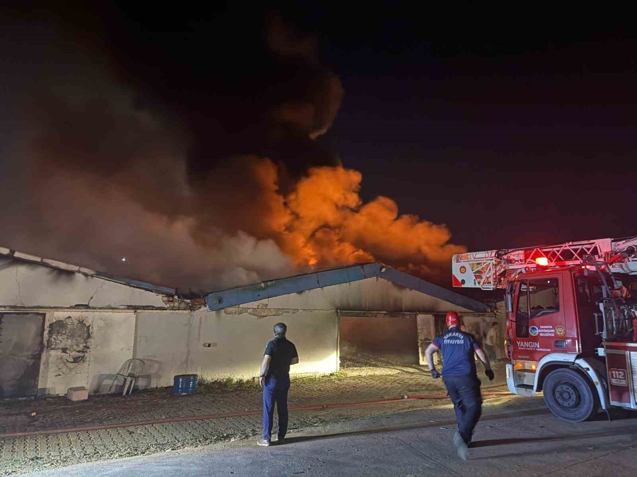 Sakarya’nın Geyve ilçesindeki bir boya fabrikasında yangın çıktı. Edinilen bilgiye