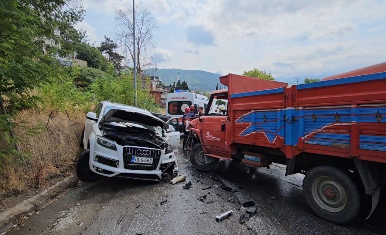 Sakarya’nın Sapanca ilçesinde kamyonet ile cipin çarpışması neticesinde meydana gelen