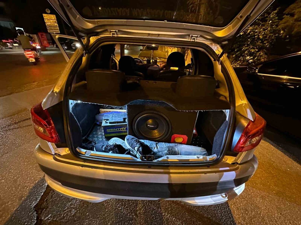 Sakarya’da polis ekipleri, dün akşam yüksek ses ve abart egzoz