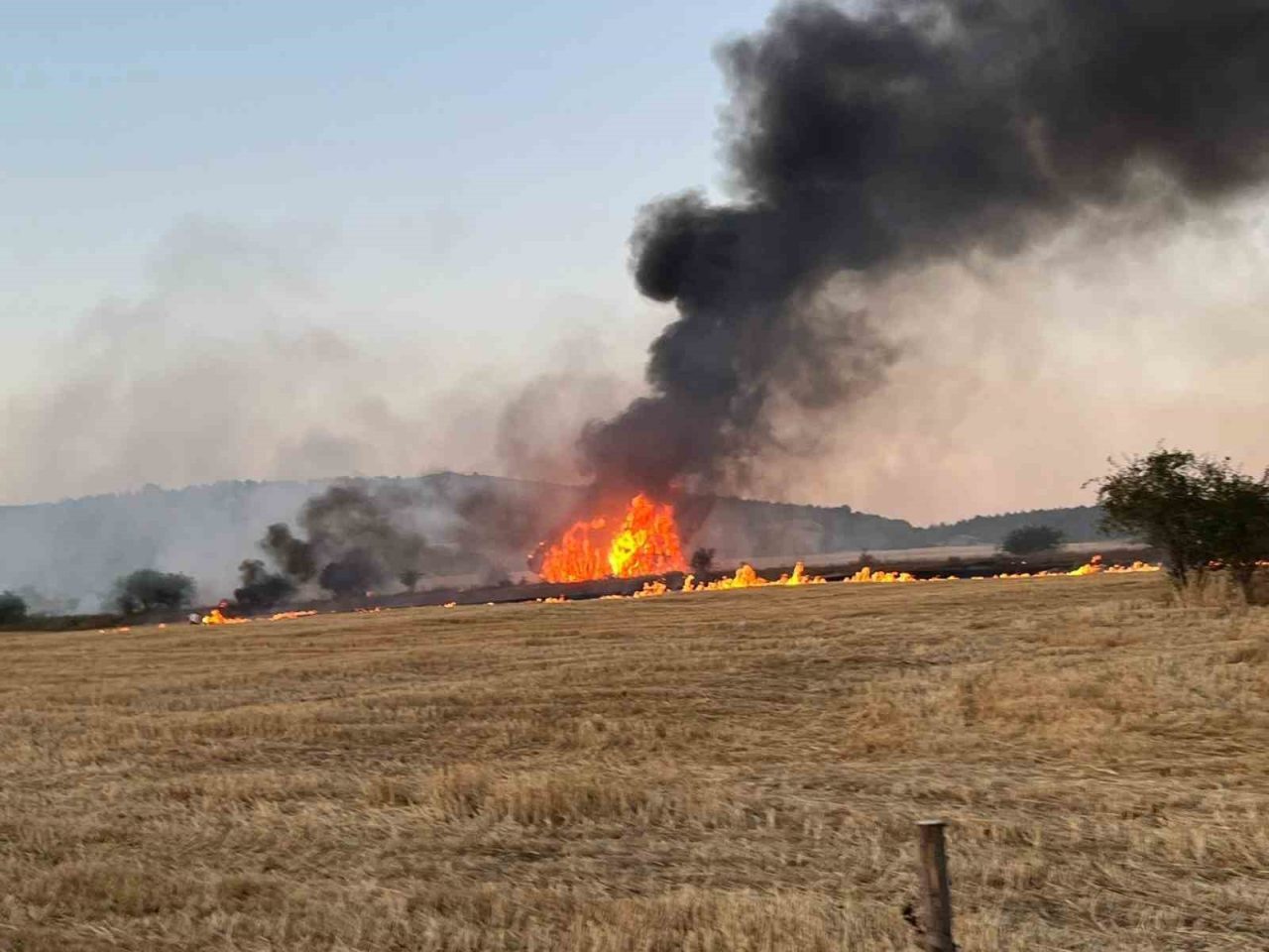 Kastamonu’nun Seydiler ilçesinde saman yüklü kamyonda çıkan yangın ekipler tarafından
