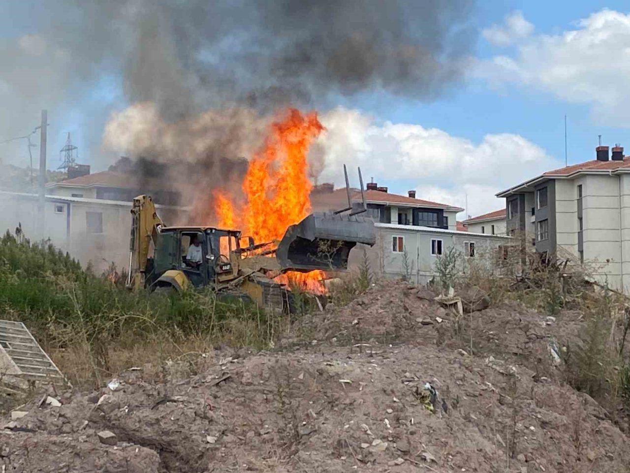 Kocaeli’nin Derince ilçesinde bir şantiyede çıkan yangın, itfaiye ekiplerince büyümeden