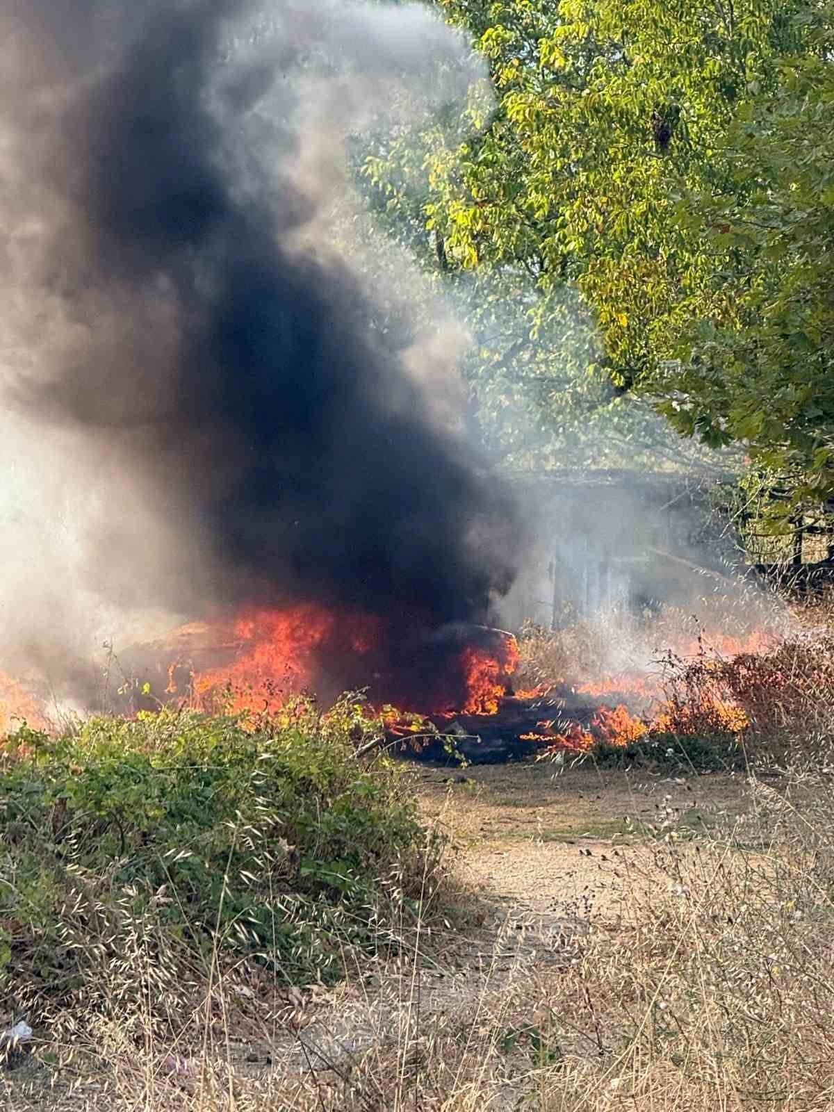 Zonguldak’ın Çaycuma ilçesinde bir otomobil, başka bir otomobile çarptıktan sonra