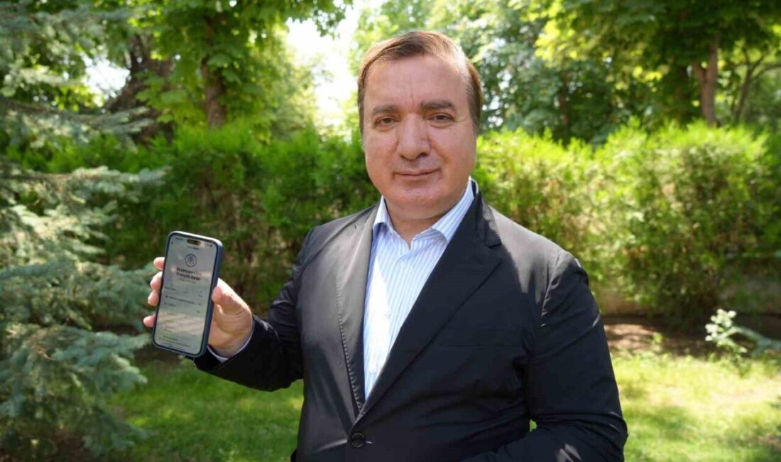 Erzincan Valisi Hamza Aydoğdu, lise ve üniversite öğrencilerinin yer aldığı