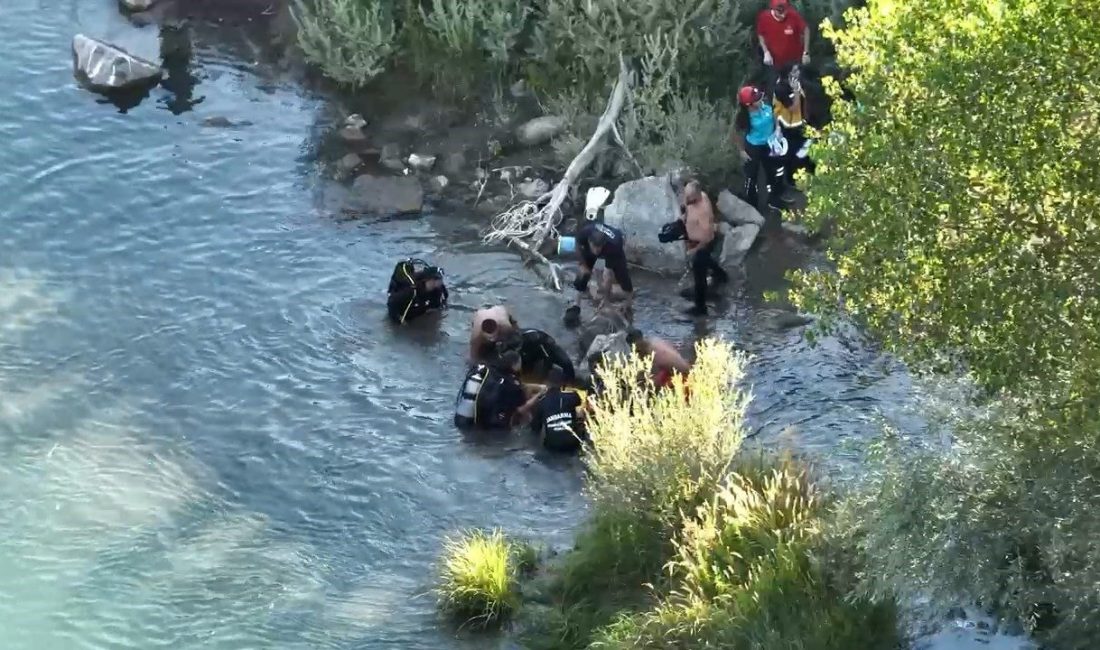 Tunceli’de serinlemek için Pülümür Çayı’na giren genç, boğularak hayatını kaybetti.