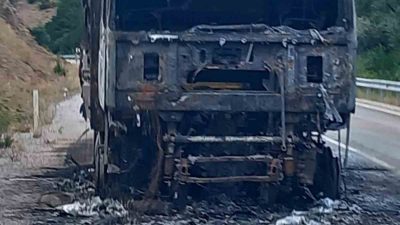 Gümüşhane’de seyir halindeki çekici, çıkan yangında kullanılamaz hale geldi. Edinilen