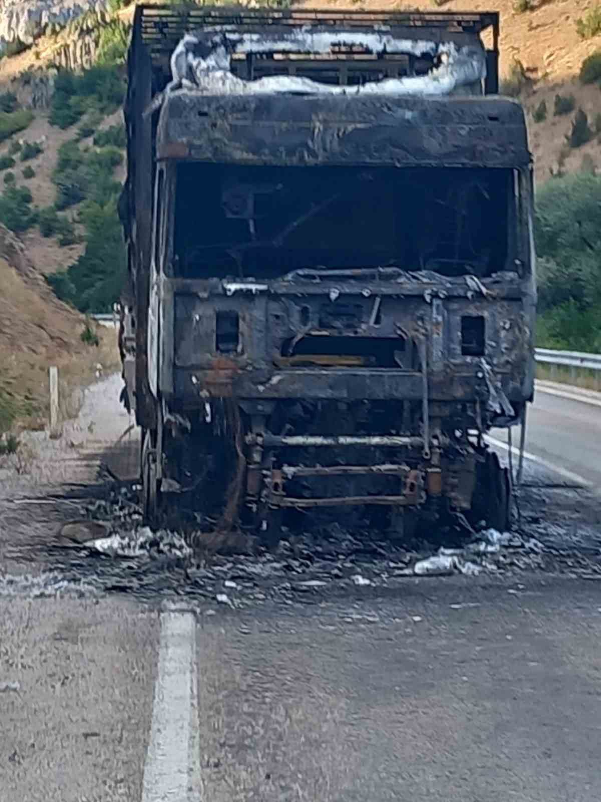 Gümüşhane’de seyir halindeki çekici, çıkan yangında kullanılamaz hale geldi. Edinilen