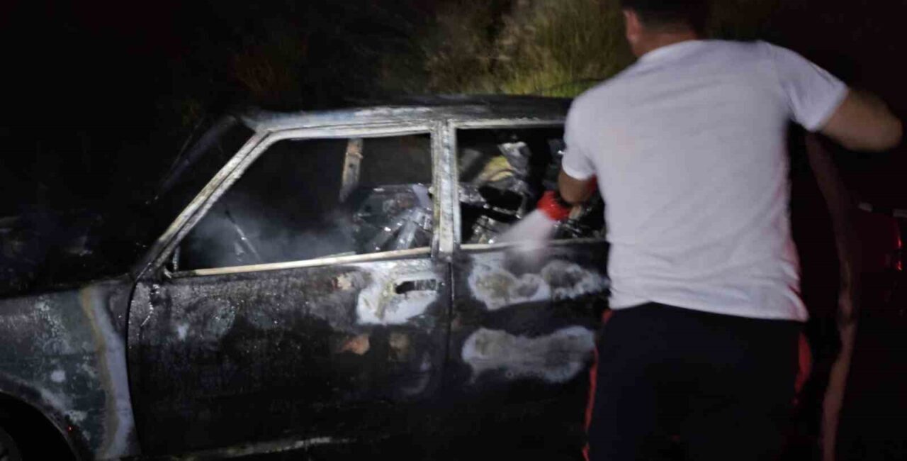 Kastamonu’nun Cide ilçesinde seyir halindeyken alevlere teslim olan Fiat Tofaş