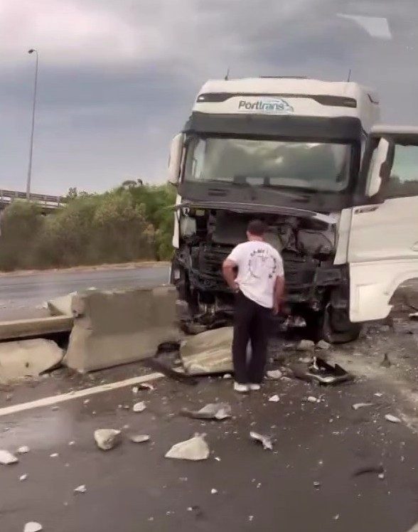 Kocaeli D-100 Karayolu’nda seyir halinde olan tır, sürücüsünün kontrolünden çıkarak