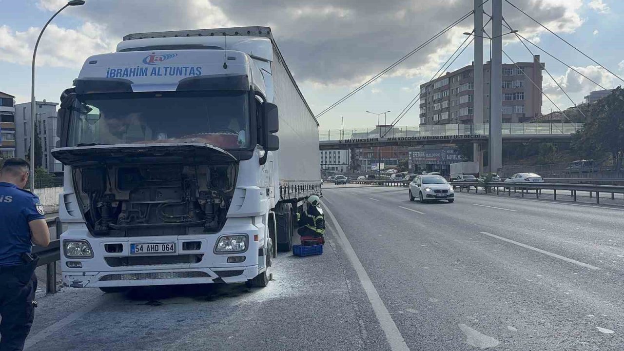 Kocaeli’nin Gebze ilçesinde seyir halindeyken motor kısmından alev alan tırda