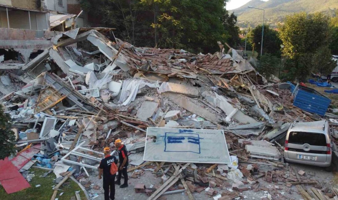 Balıkesir’in Sındırgı ilçesinde yaşanan 6.1 büyüklüğündeki deprem nedeniyle yıkılan bina