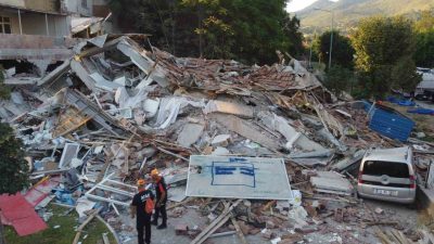 Balıkesir’in Sındırgı ilçesinde yaşanan 6.1 büyüklüğündeki deprem nedeniyle yıkılan bina