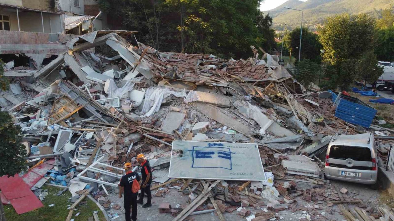 Balıkesir’in Sındırgı ilçesinde yaşanan 6.1 büyüklüğündeki deprem nedeniyle yıkılan bina