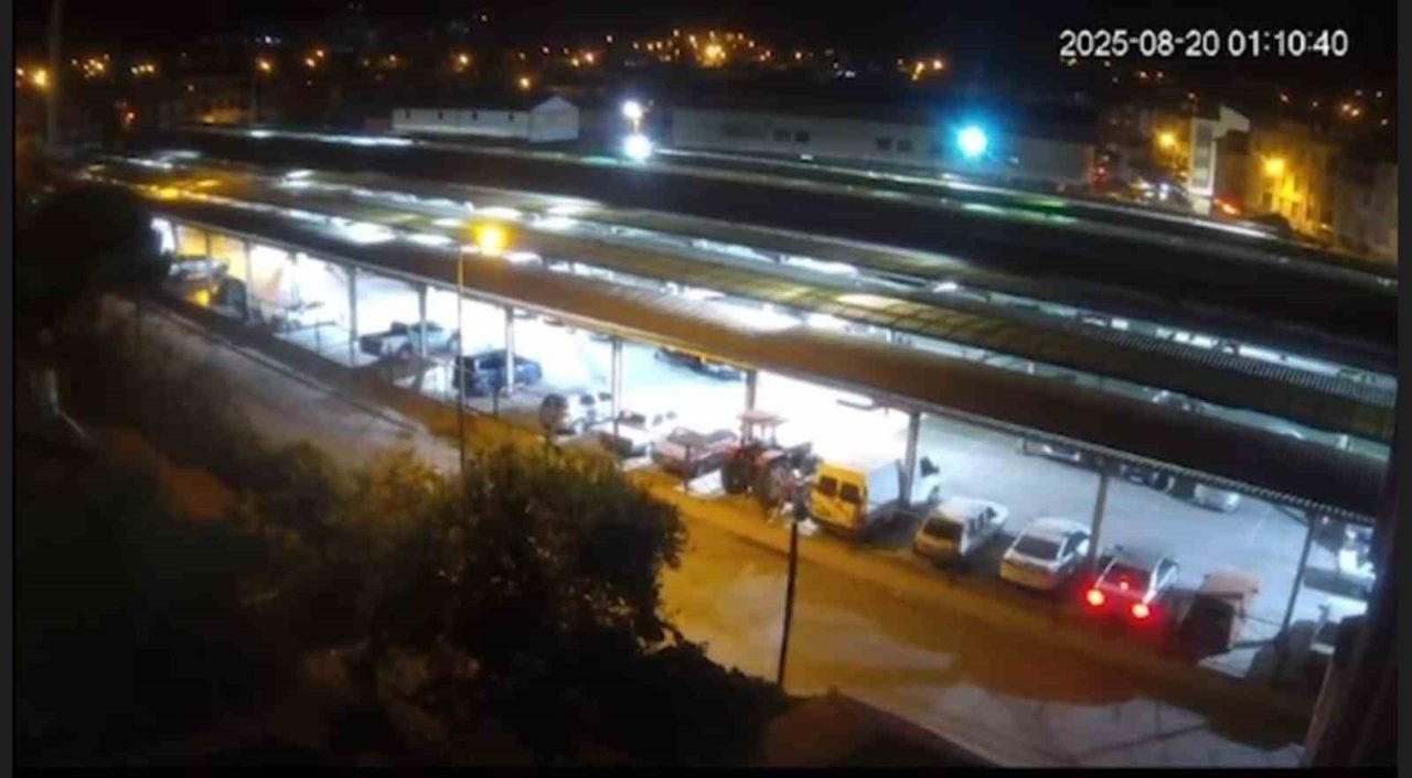 Balıkesir’in Sındırgı ilçesinde 4.3 büyüklüğündeki deprem, güvenlik kamerasına yansıdı Balıkesir’in