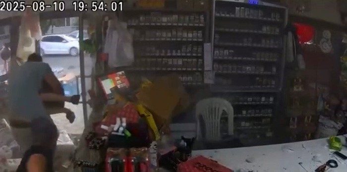Balıkesir’in Sındırgı ilçesinde meydana gelen 6,1 büyüklüğündeki depremde bir marketin