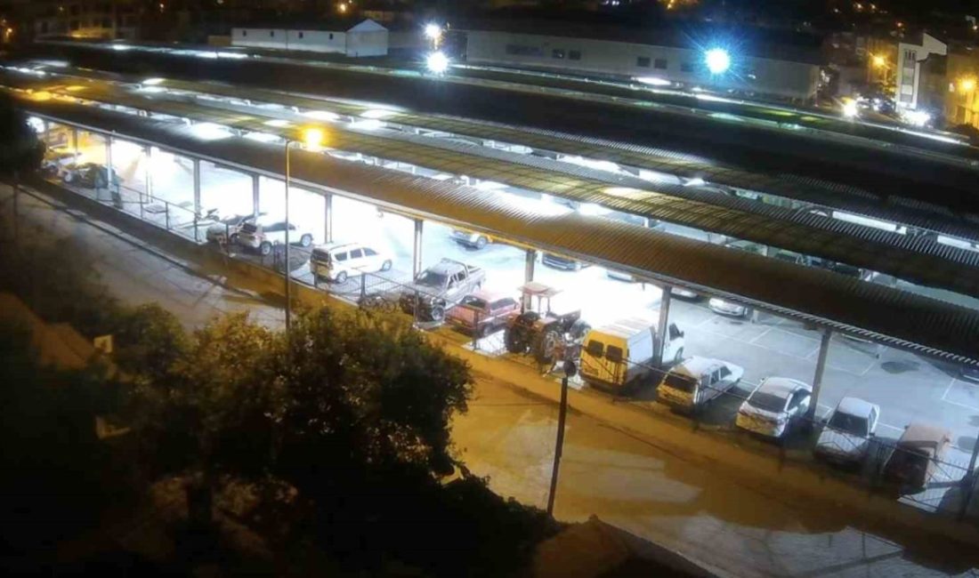 Balıkesir’in Sındırgı ilçesinde meydana gelen 4.8 büyüklüğündeki deprem güvenlik kameralarınca