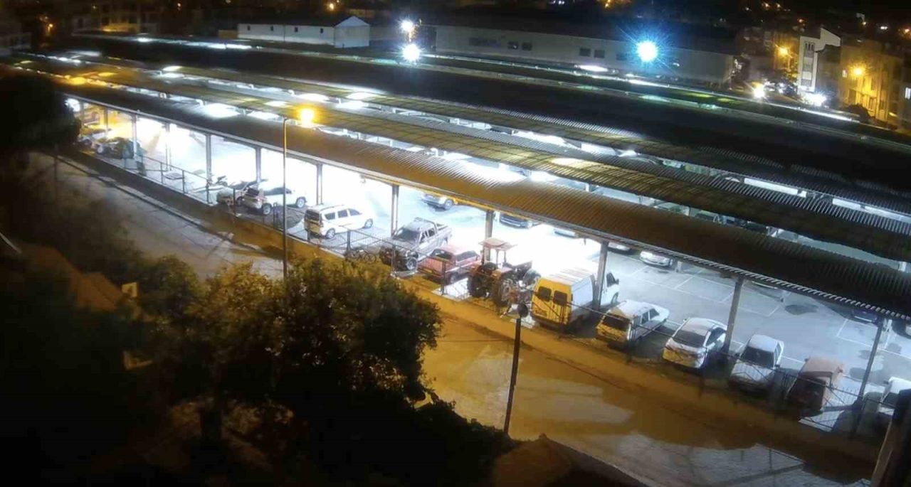 Balıkesir’in Sındırgı ilçesinde meydana gelen 4.8 büyüklüğündeki deprem güvenlik kameralarınca