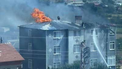 Sinop’ta üç katlı bir binanın çatı katında yangın çıktı. Yangın,