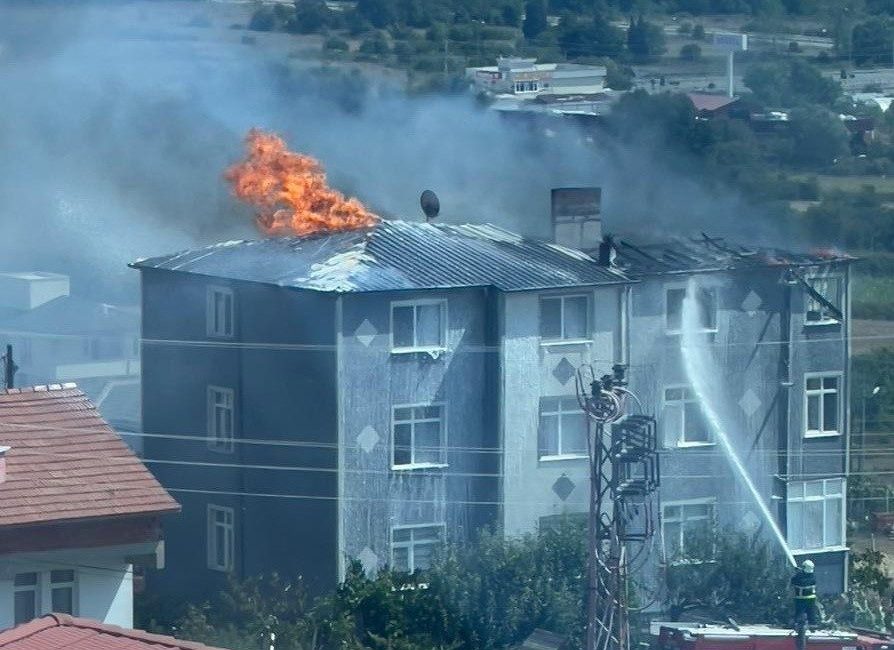Sinop’ta üç katlı bir binanın çatı katında yangın çıktı. Yangın,