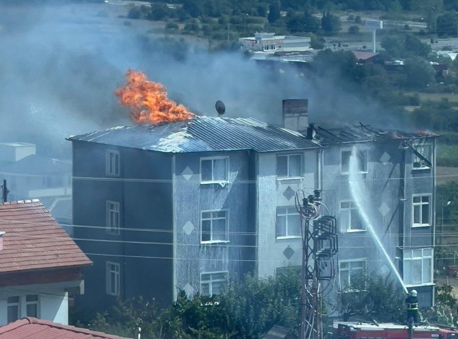 Sinop’ta üç katlı bir binanın çatı katında yangın çıktı. Yangın,