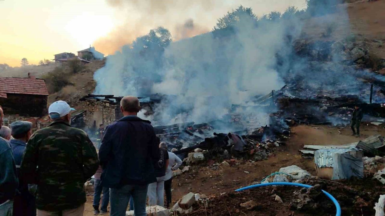 Sinop’ta çıkan yangında 2 ev, 2 ahır, 1 samanlık yandı,