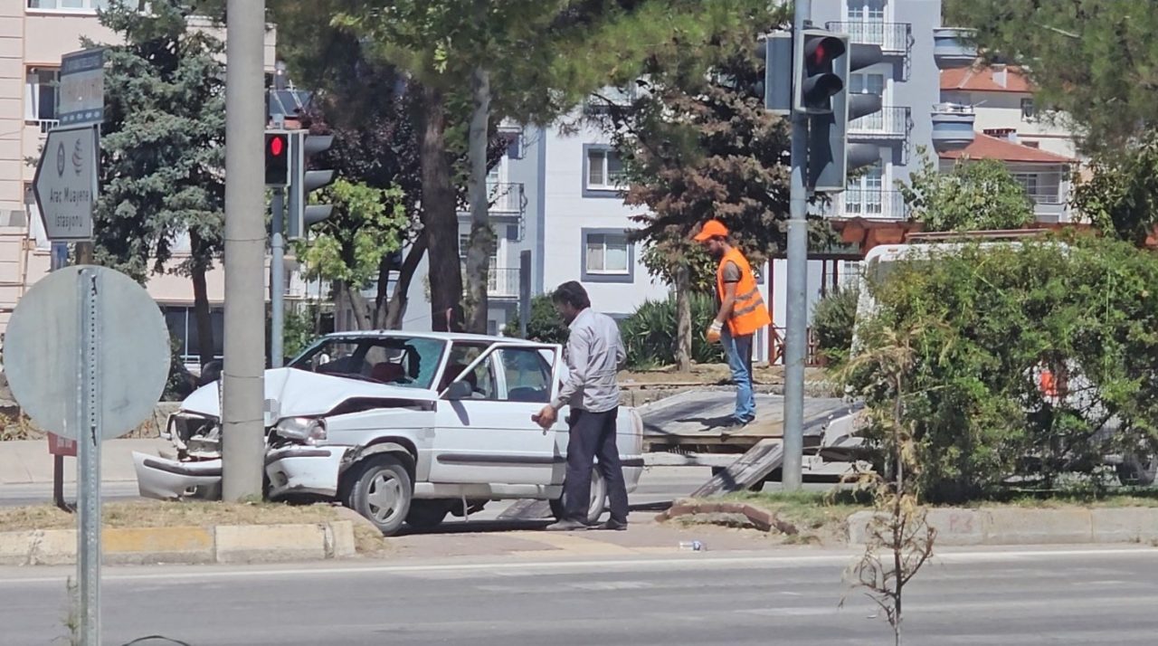 Sinop’un Boyabat ilçesinde otomobilin aydınlatma direğine çarptığı kazada bir kişi