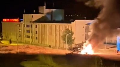 Sinop’un Boyabat ilçesinde seyir halindeyken alev alan otomobil yanarak kullanılmaz