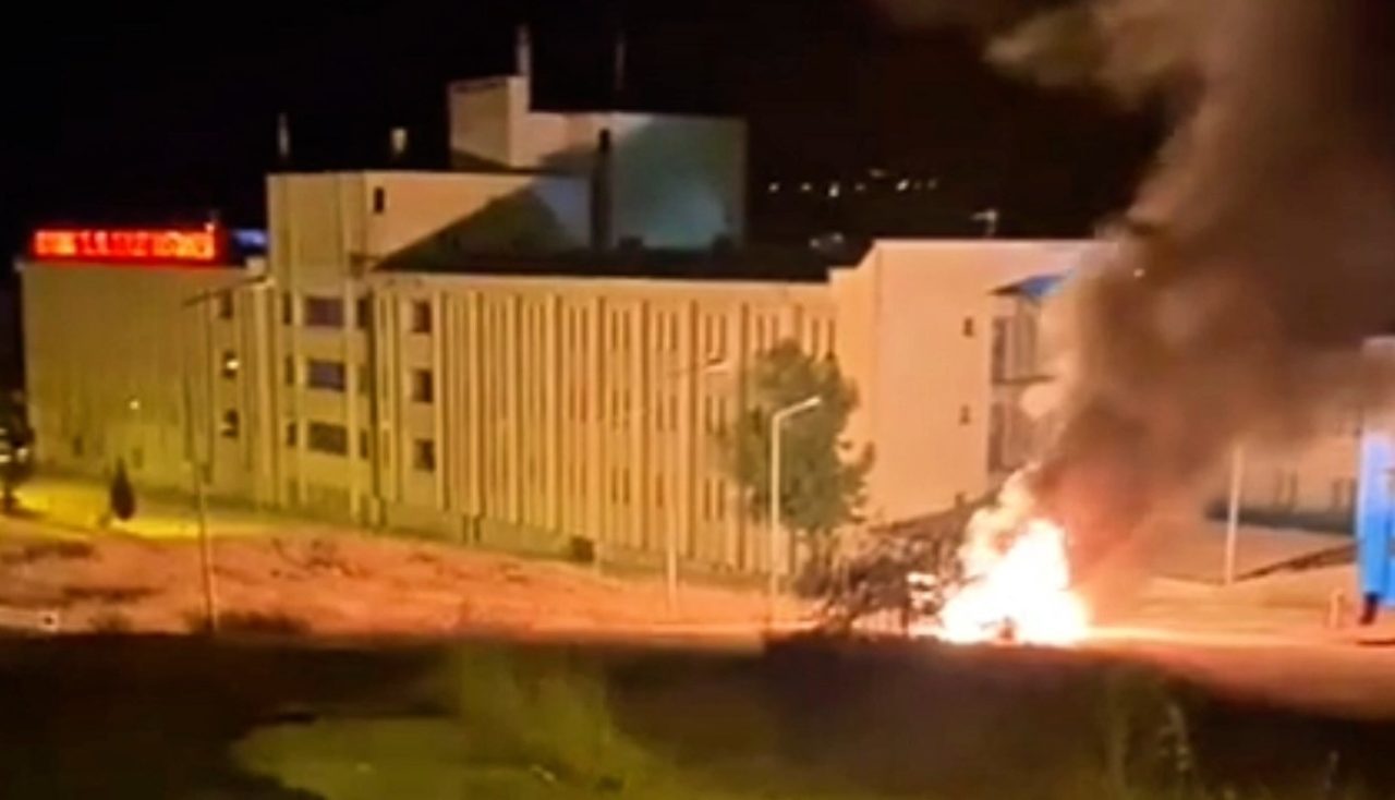 Sinop’un Boyabat ilçesinde seyir halindeyken alev alan otomobil yanarak kullanılmaz