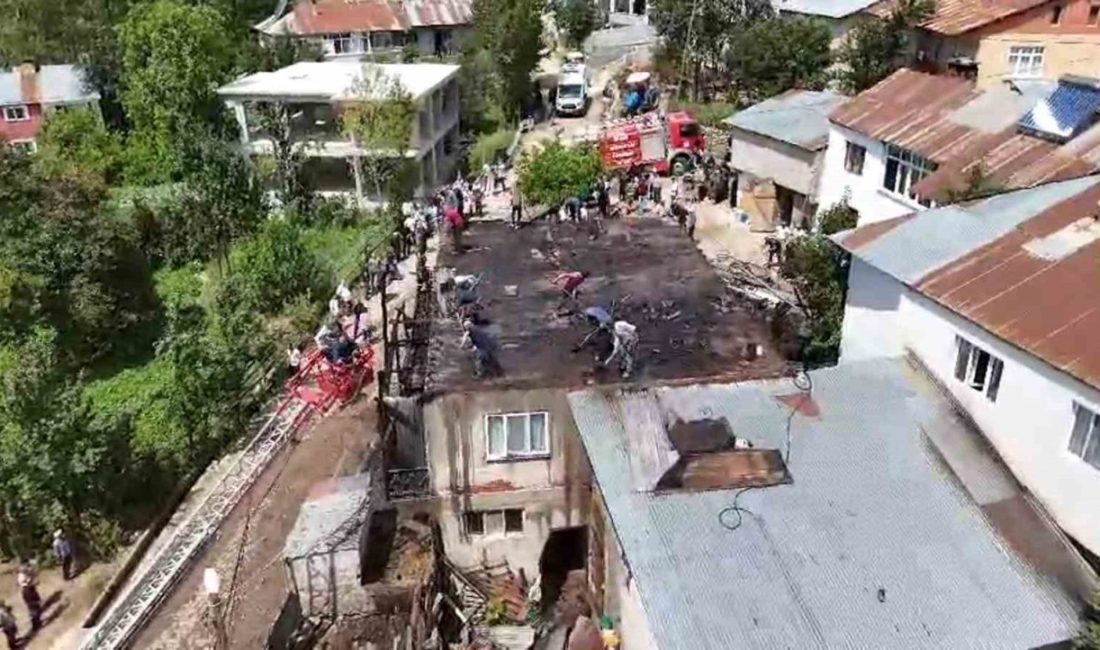Gümüşhane’nin Şiran ilçesinde bir evin çatısında çıkan yangın, itfaiye ve