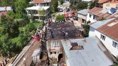 Gümüşhane’nin Şiran ilçesinde bir evin çatısında çıkan yangın, itfaiye ve