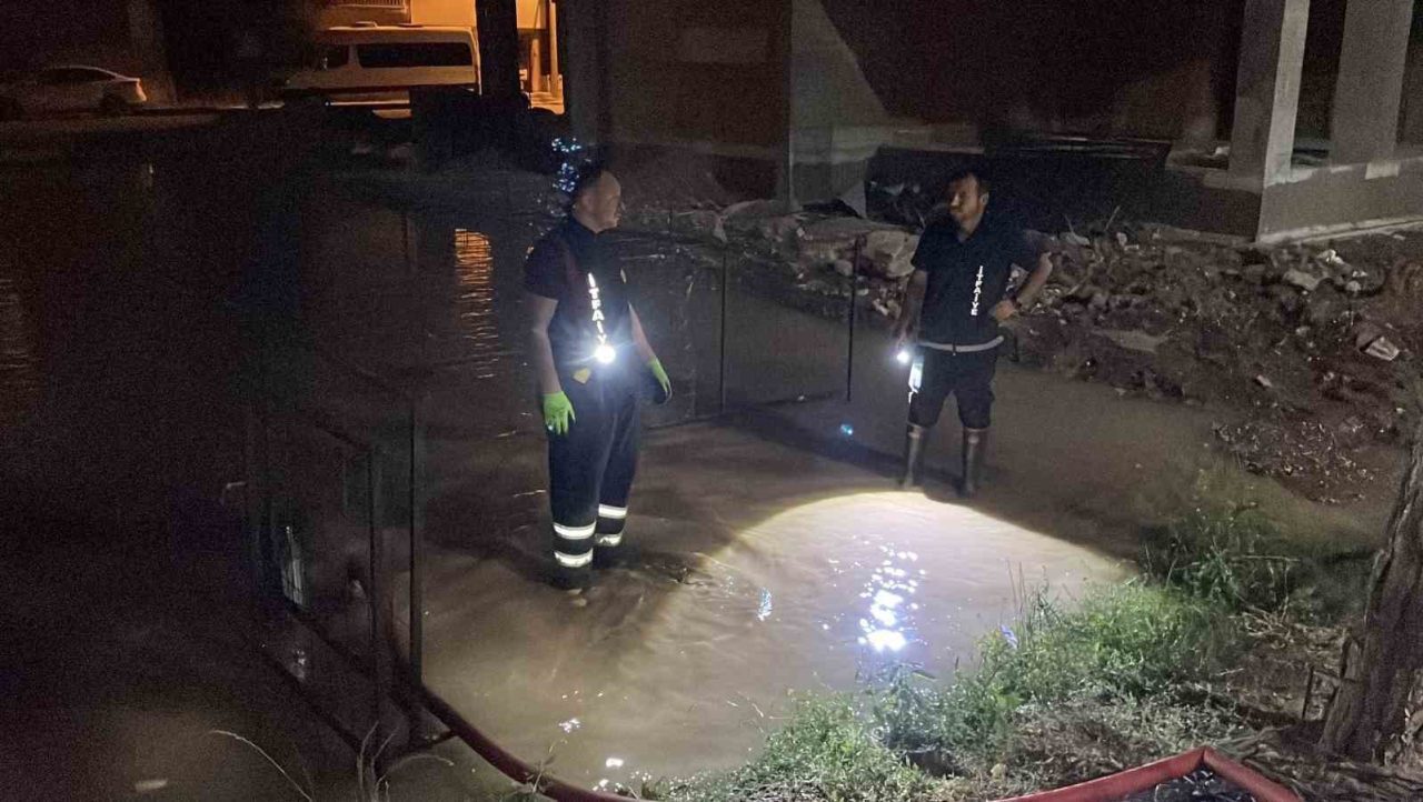Sivas’ta ana hat su borusunun patlaması sonucu cadde göle döndü.