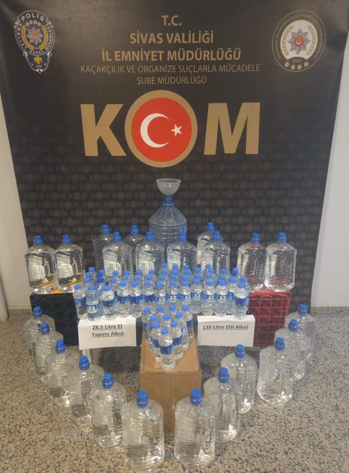 Sivas’ta bir iş yerine düzenlenen operasyonda, 28.5 litre el yapımı