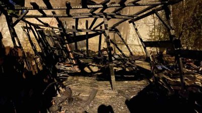 Sivas’ta içerisinde tandır bulunan garajda çıkan yangın, itfaiye ekiplerince söndürüldü.