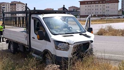 Sivas’ın Şarkışla ilçesinde kamyonet ile otomobilin çarpışması sonucu 3’ü çocuk