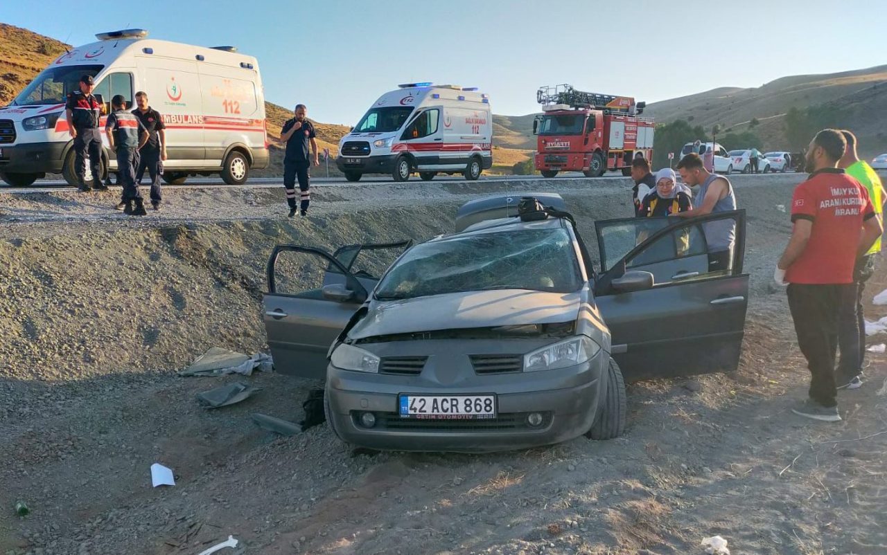 Sivas’ta sürücüsünün direksiyon hâkimiyetini kaybettiği otomobil şarampole yuvarlandı. Kazada 4