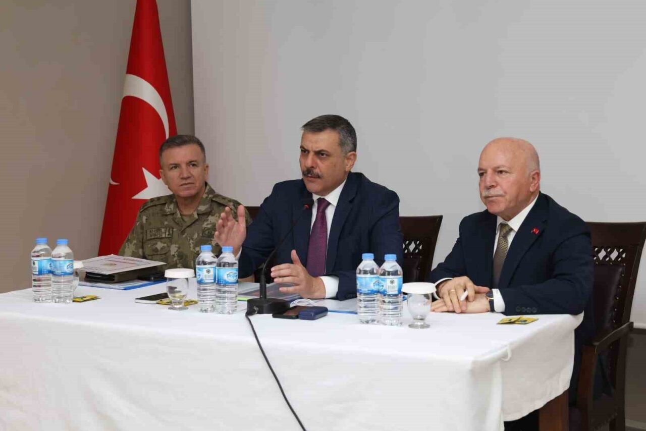 Erzurum’da “Sokak Hayvanlarına Yönelik Tedbirler” toplantısı gerçekleştirildi. Erzurum Valisi Mustafa