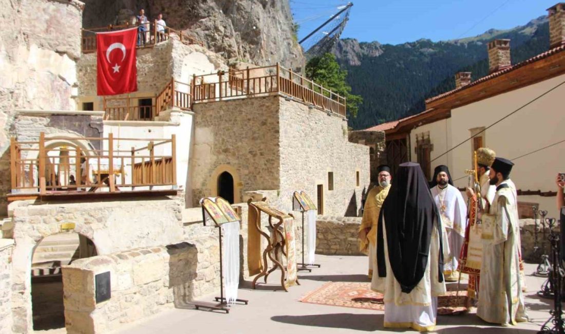 Trabzon’un Maçka ilçesi Altındere Vadisi’nde bulunan tarihi Sümela Manastırı’nda Ortodoks