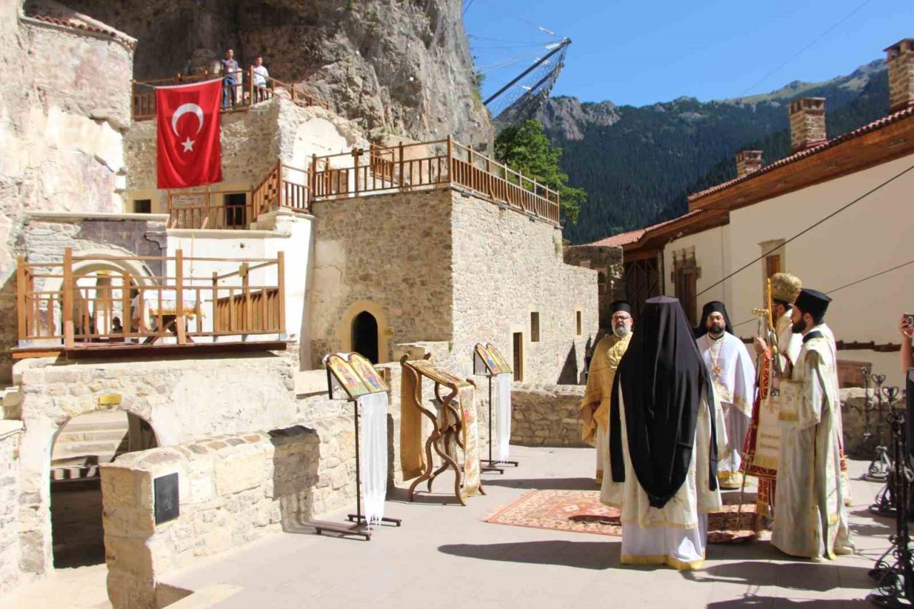 Trabzon’un Maçka ilçesi Altındere Vadisi’nde bulunan tarihi Sümela Manastırı’nda Ortodoks