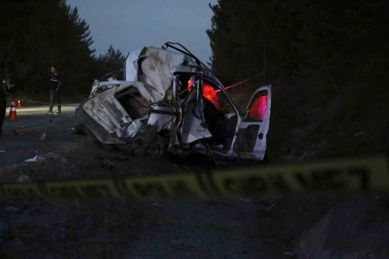 Kastamonu’nun Ağlı ilçesinde yoldan çıkarak takla atan hafif ticari araç,