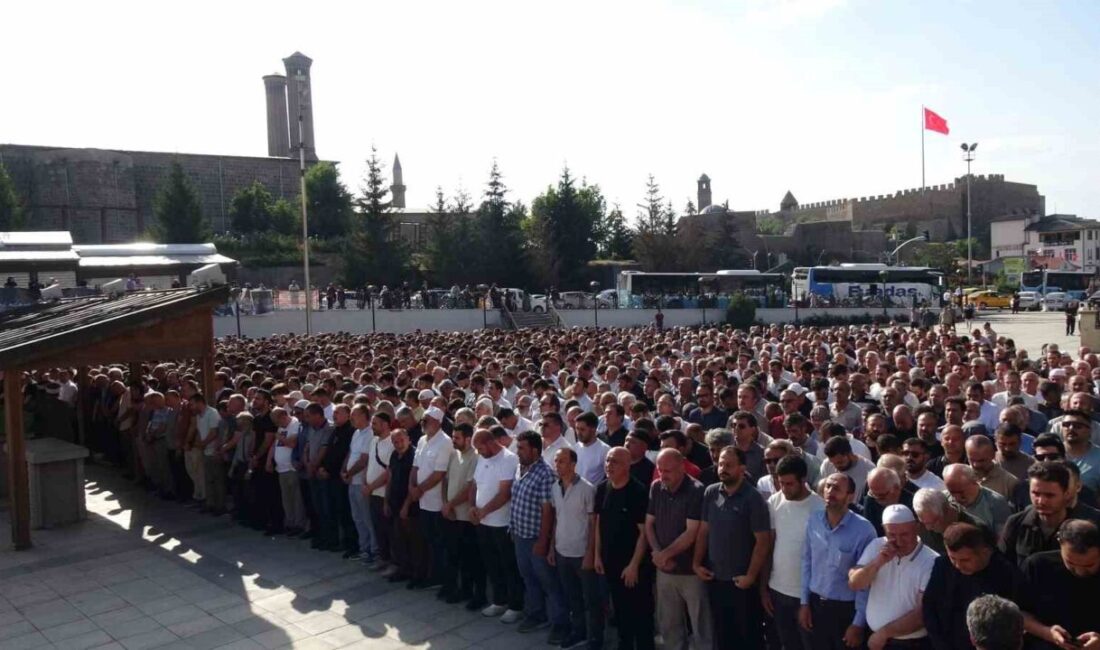 TEİAŞ Bölge Müdür Yardımcısı Taner Şancı ve Erzurumspor tribünlerinin emektar