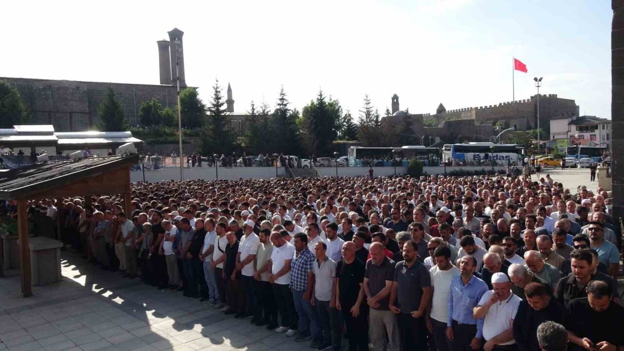 TEİAŞ Bölge Müdür Yardımcısı Taner Şancı ve Erzurumspor tribünlerinin emektar