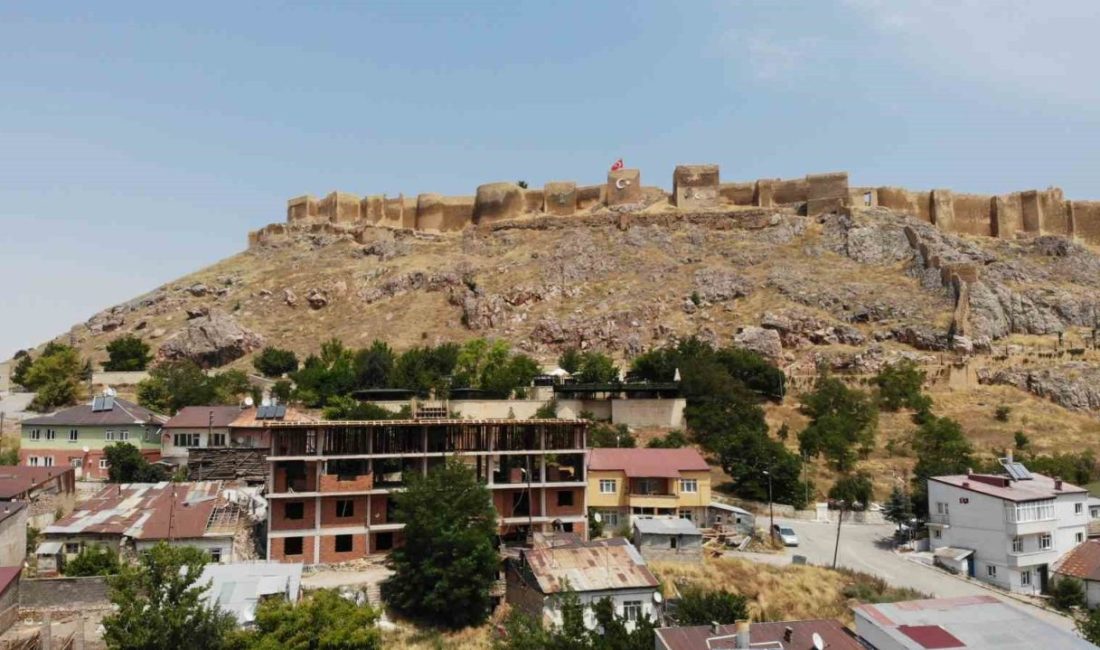 Türkiye’nin en büyük üçüncü kalesi unvanına sahip Bayburt Kalesi’nin önüne