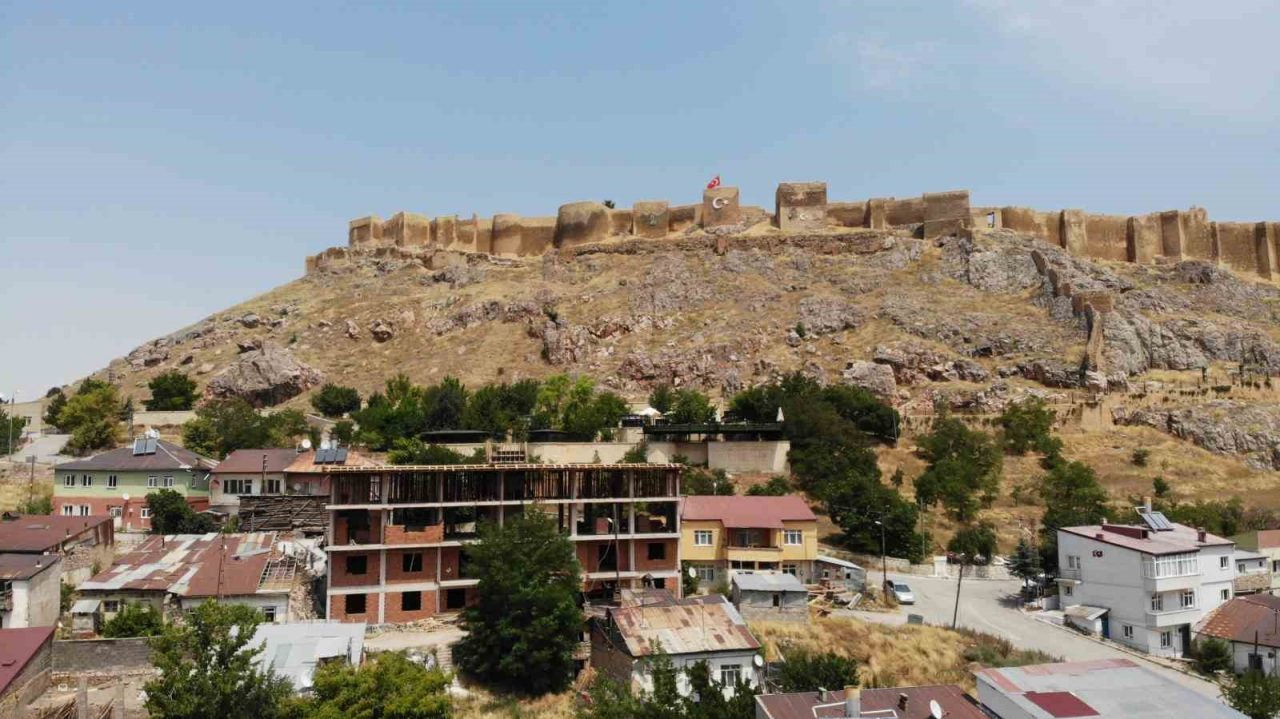 Türkiye’nin en büyük üçüncü kalesi unvanına sahip Bayburt Kalesi’nin önüne