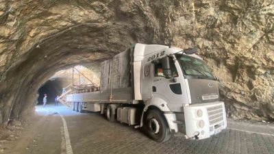 Erzincan’ın Kemaliye ilçesindeki tarihi Taş Yolu’nda tırın tünele sıkışması sonucu