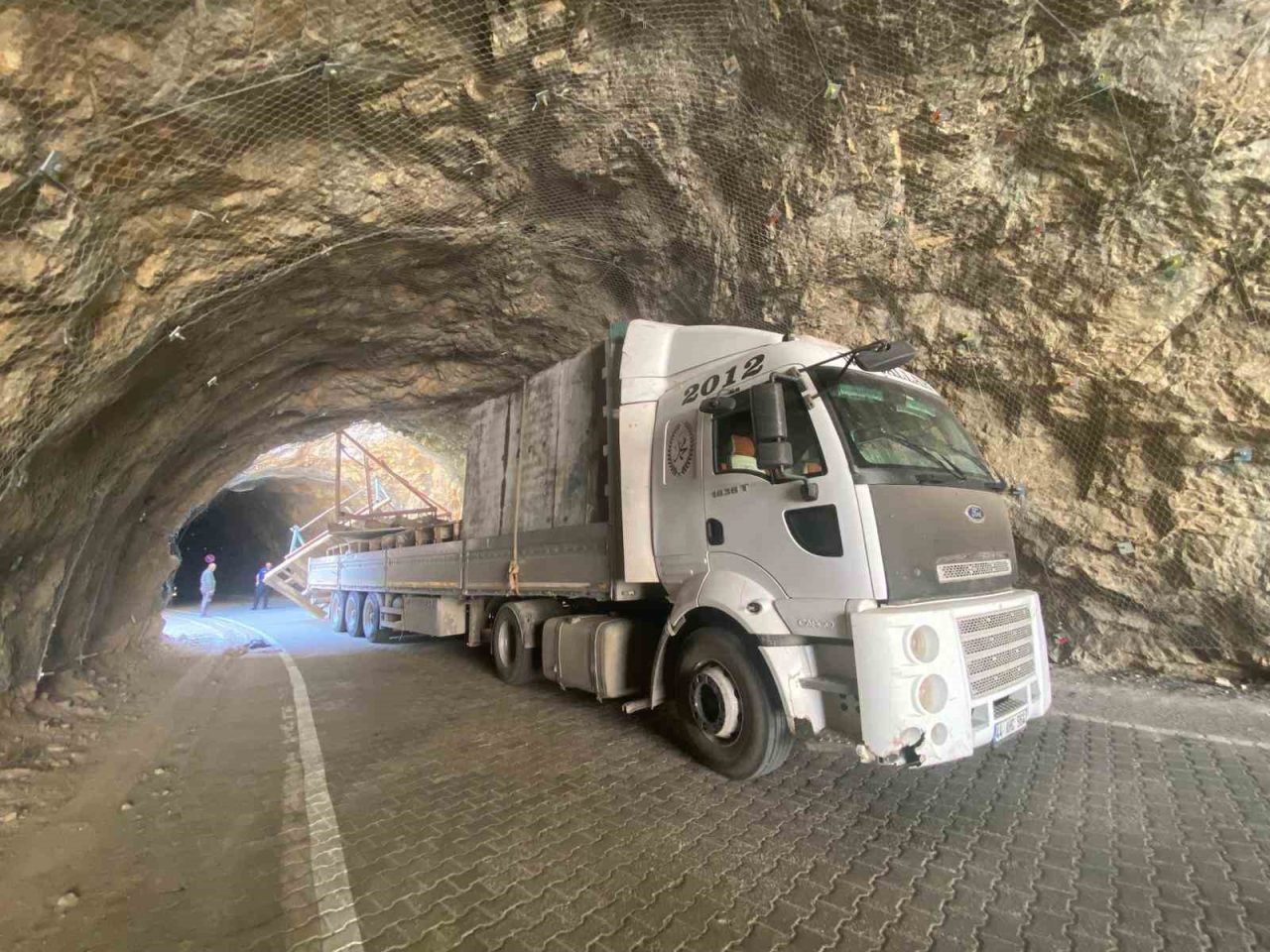 Erzincan’ın Kemaliye ilçesindeki tarihi Taş Yolu’nda tırın tünele sıkışması sonucu
