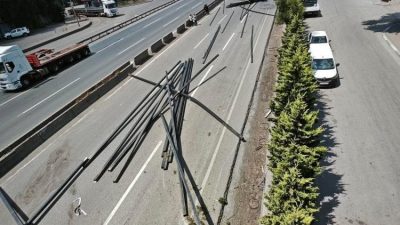 D-100 kara yolunun Kocaeli geçişinde tırdan yola dökülen demir profiller