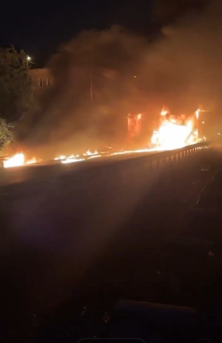 Giresun’un Tirebolu ilçesinde seyir halindeki bir tırda yangın çıktı. Giresun’un