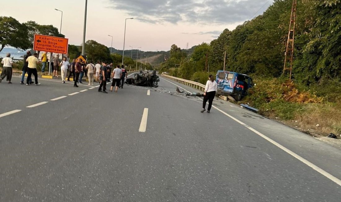 Zonguldak’ın Alaplı ilçesinde, Tofaş otomobilin yol kenarında park halindeki jandarma